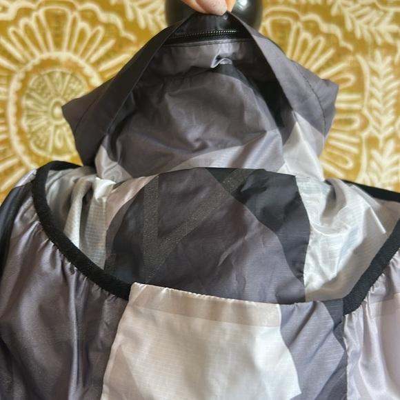 Nike Shield Flash Weather Resistant Hooded Full Zip Running Jacket Black/Grey XS - Picture 7 of 16